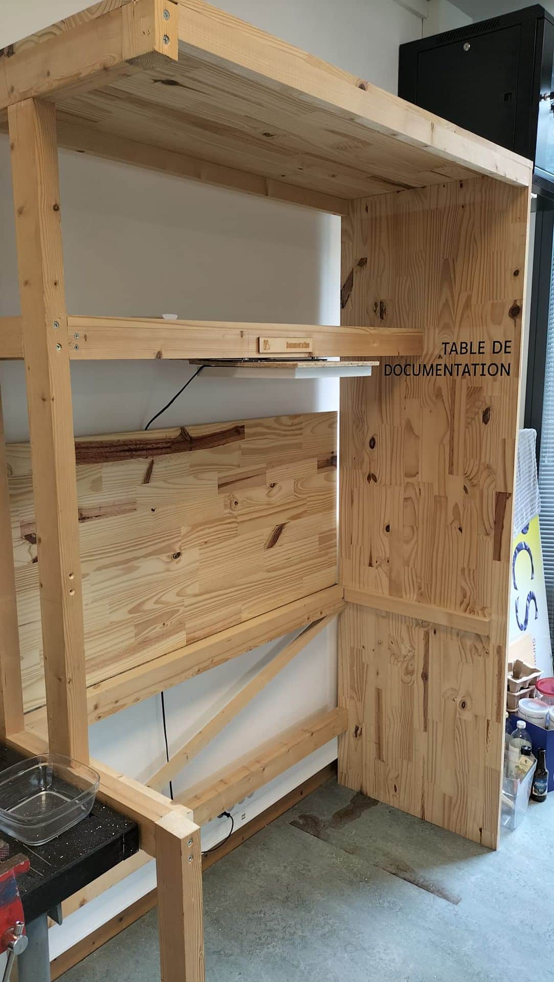 Découpe de meuble pour rangement écran
